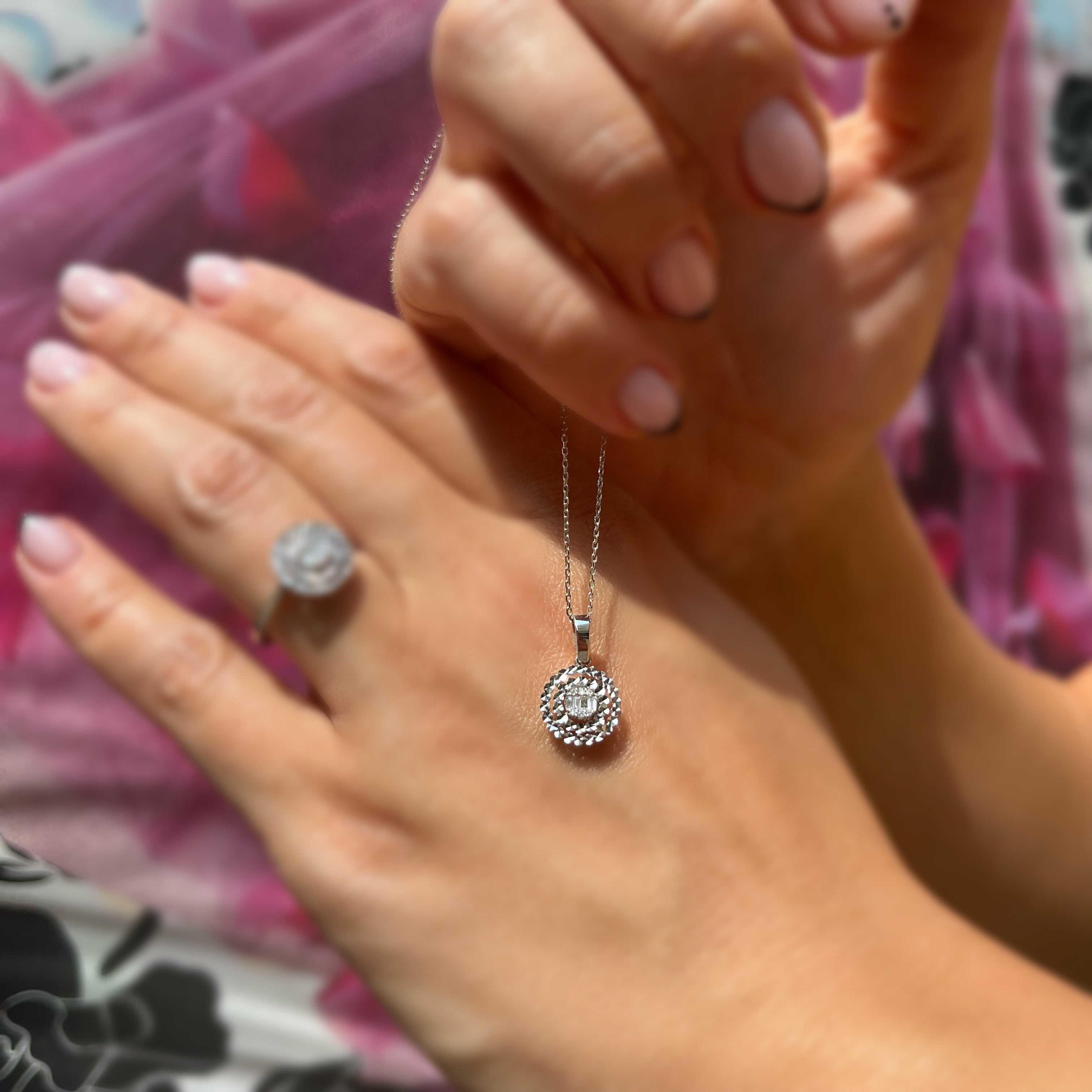 Диамантена висулка бяло злато 0.11 карата